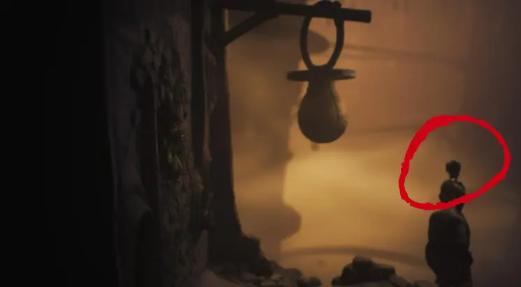 Segundo cuervo posado en la cabeza de una estatua cerca del chupete gigante en Little Nightmares 3