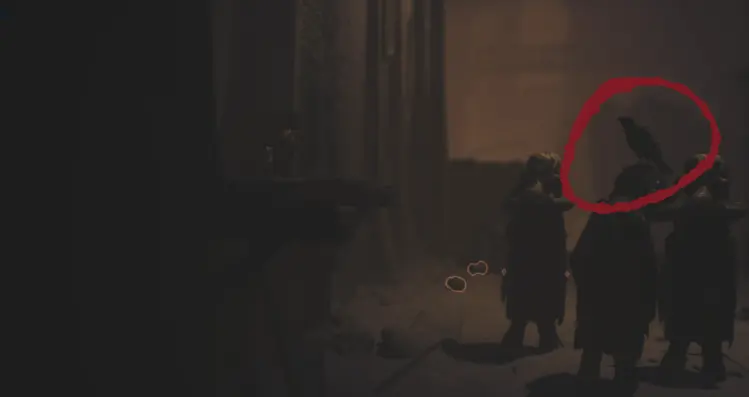 Patio de estatuas con múltiples ubicaciones de cuervos en Necrópolis de Little Nightmares 3